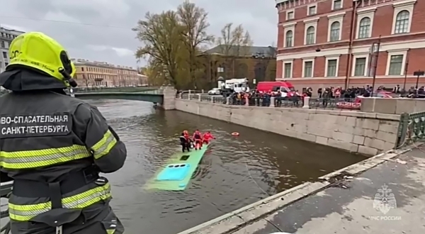 МЧС: Три человека погибли при падении автобуса в реку в Петербурге