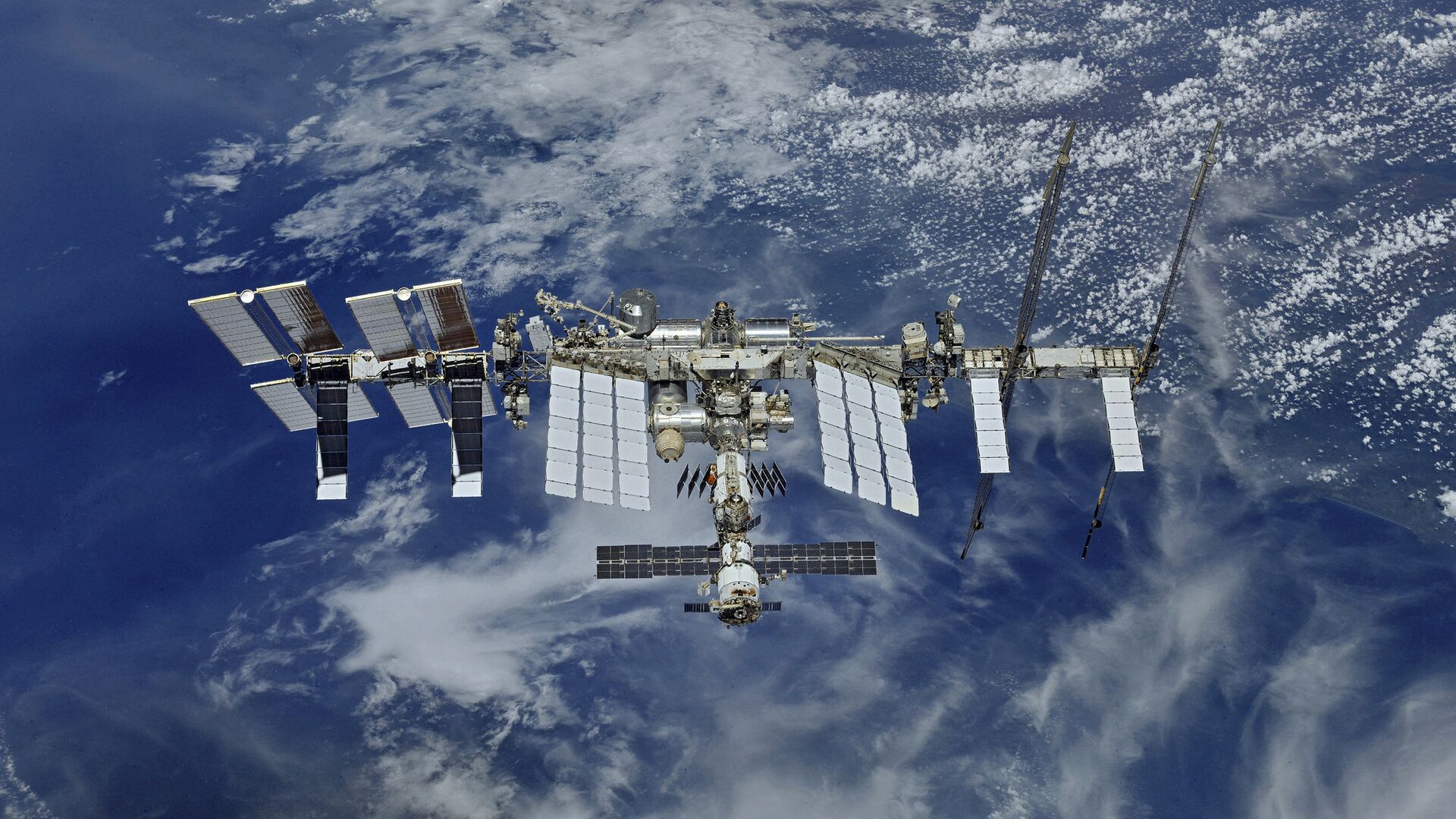 Россияне на МКС подготовили скафандры для выхода в открытый космос